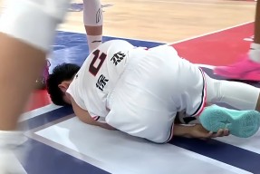 清晨CBA常规赛焦点战，广东宏远强势反弹，质疑声仍在，临场指挥获称赞的简单介绍