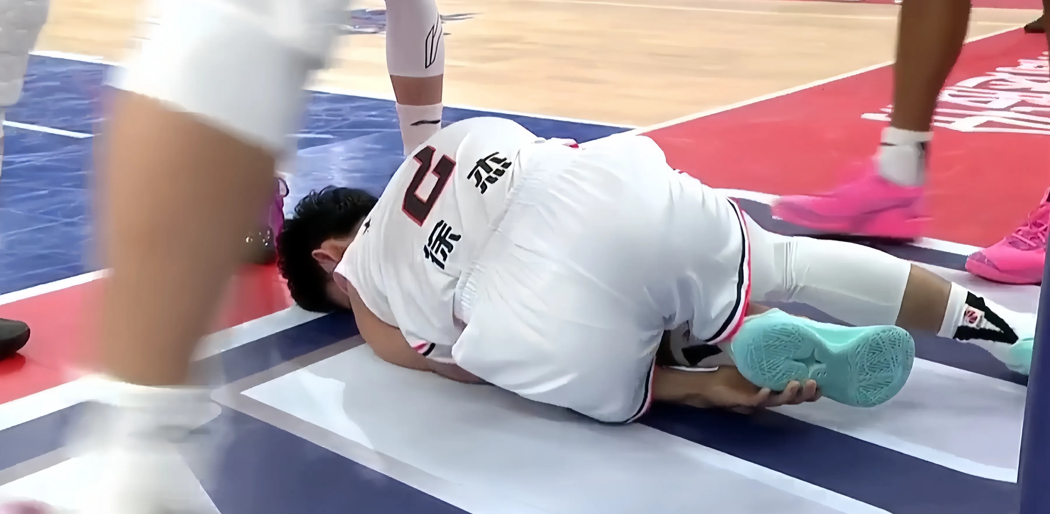 清晨CBA常规赛焦点战，广东宏远强势反弹，质疑声仍在，临场指挥获称赞的简单介绍